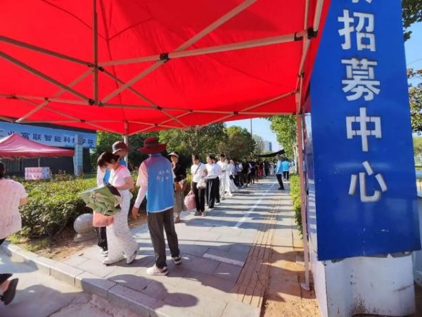 恒瑞行配资 “忙3个月就能赚2万多元”，郑州富士康求职者排起几百米长队，每天多达数千人！95%来自河南本地，不少员工子女毕业后也加入