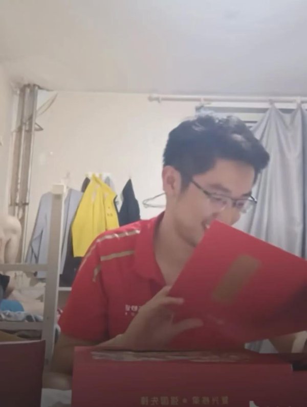 永华配资 大学毕业为照顾母亲回乡送外卖，现在他是人大研究生：没有担当和志向才是不体面